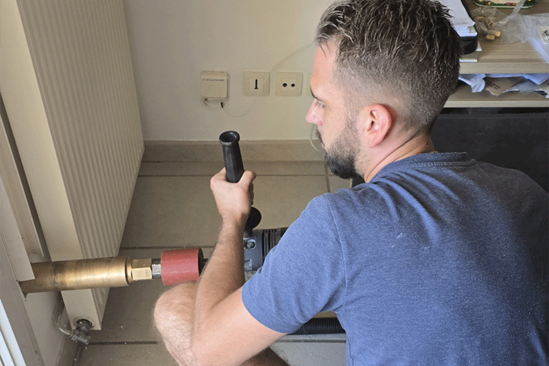 Technicien installant une climatisation murale